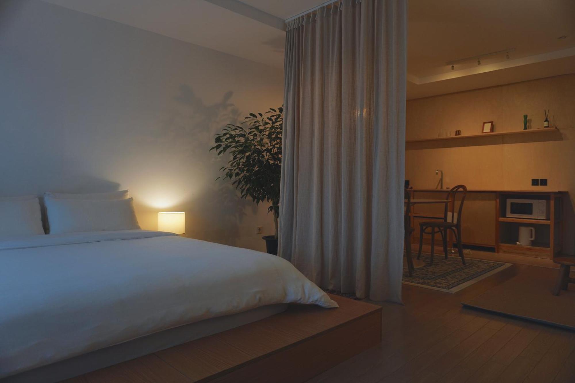 At Corner Resort & Garden Чеджу Екстериор снимка