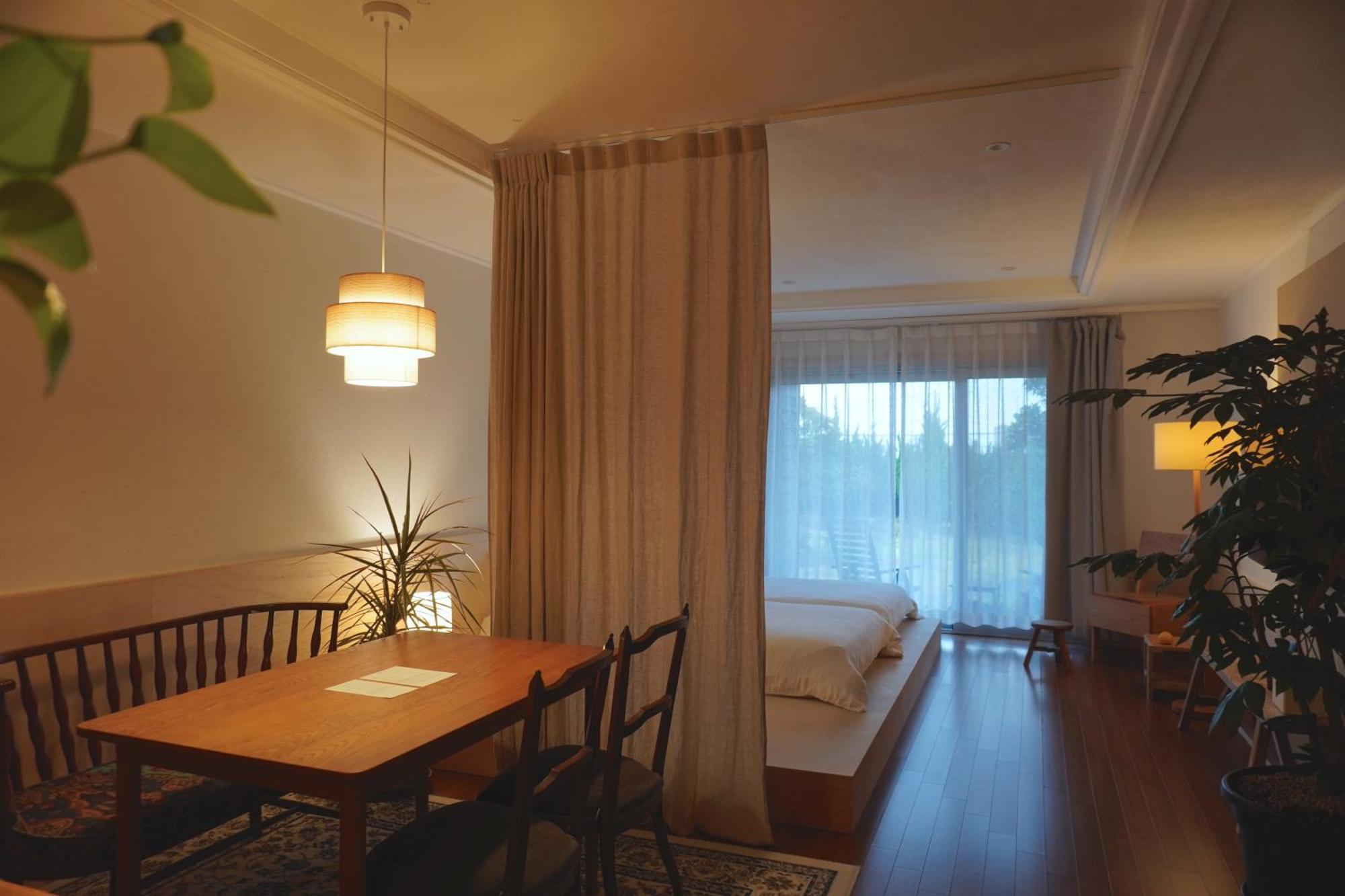 At Corner Resort & Garden Чеджу Екстериор снимка