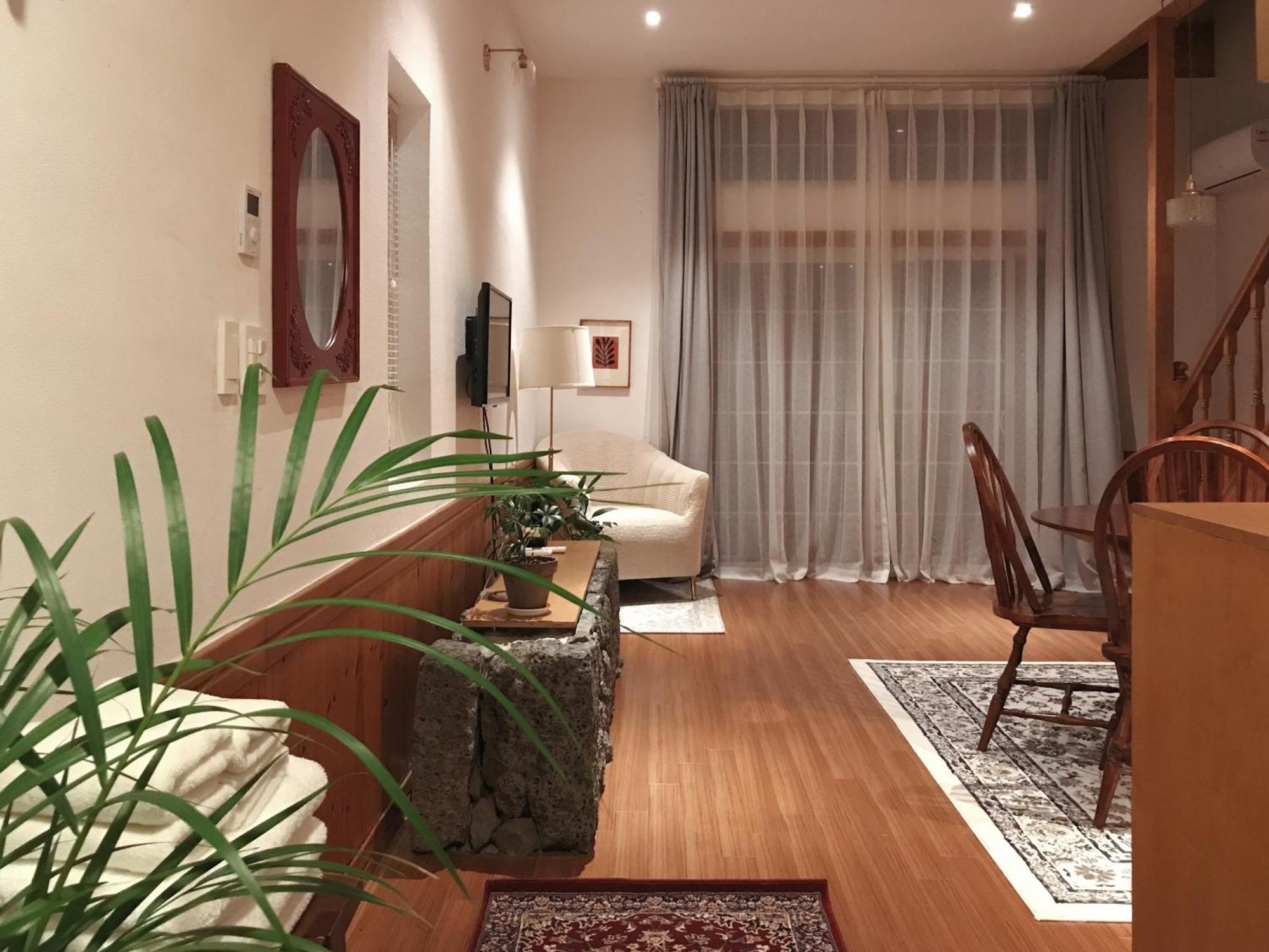 At Corner Resort & Garden Чеджу Екстериор снимка